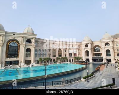 Place Vendôme Mall in Lusail City. Der Place Vendôme beherbergt 2 fünf-Sterne-Luxushotels mit Serviced Apartments und bis zu 600 verschiedenen Einzelhandelsgeschäften. Stockfoto