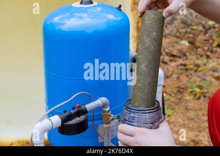 Professionelle Unternehmen führt Wartung auf Wassersystem rund um zu Hause, Austausch austauschbarer Filter, um Wasser sauber zu halten. Stockfoto