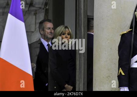 Die französische First Lady Brigitte Macron begrüßt die US First Lady Melania Trump bei ihrer Ankunft im Elysée-Palast in Paris Stockfoto