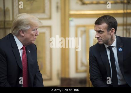 Der französische Präsident Emmanuel Macron mit US-Präsident Donald Trump vor ihrem Treffen im Pariser Elysee-Palast, der französische Präsident Emmanuel Macron mit US-Präsident Donald Trump vor ihrem Treffen im Pariser Elysee-Palast am 10. November 2018, Am Rande der gedenkfeiern zum 100.. Jahrestag des Waffenstillstands vom 11. November 1918, der den Ersten Weltkrieg beendete POOL/Blondt Eliot/MAXPPP Stockfoto