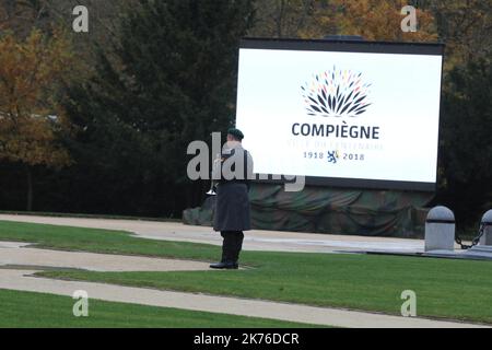 Französisch-deutsche Zeremonie auf der Lichtung von Rethondes (die Glade des Waffenstillstands) in Compiegne, Nordfrankreich, am 10. November 2018 im Rahmen der gedenkfeiern zum 100.. Jahrestag des Waffenstillstands vom 11. November 1918, mit dem der erste Weltkrieg beendet wurde Emmanuel Macron Angela Merkel Stockfoto