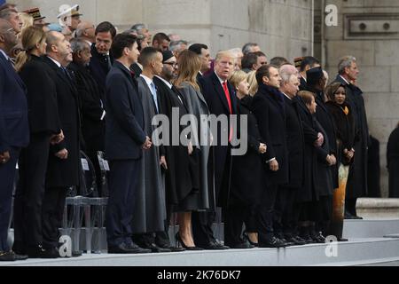 US-Präsident Donald Trump, Frau Melania Trump und der französische Präsident Emmanuel Macron bei den Gedenkfeiern zum hundertjährigen Waffenstillstandstag am 11.. November im Arc de triomphe in Paris Stockfoto