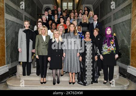 Die Ehefrau des französischen Präsidenten Brigitte Macron stellt sich mit dem Staatsoberhaupt der Partnerin auf, während sie am 11. November 2018 im Rahmen der gedenkfeiern zum 100.. Jahrestag des Waffenstillstands vom 11. November 1918 an einer Ehegattenveranstaltung im Schloss Versailles (Schloss Versailles) in Versailles, außerhalb von Paris, teilnimmt. Ende des Ersten Weltkriegs POOL/Pierre Perusseau/MAXPPP Stockfoto