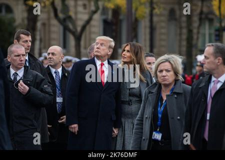 US-Präsident Donald Trump und seine Frau Melania Trump verlassen die Zeremonie am 11. November 2018 im Rahmen der gedenkfeiern zum 100.. Jahrestag des Waffenstillstands vom 11. November 1918, mit dem der erste Weltkrieg beendet wurde, im Arc de Triomphe in Paris Stockfoto