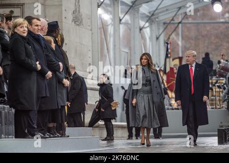 US-Präsident Donald Trump und seine Frau Melania treffen am 11. November 2018 im Rahmen der gedenkfeiern zum 100.. Jahrestag des Waffenstillstands vom 11. November 1918, der den Ersten Weltkrieg beendete, zu einer Zeremonie im Arc de Triomphe in Paris ein Stockfoto