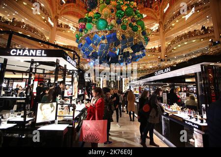 Eine Gesamtansicht einer Weihnachtsbaumausstellung im Kaufhaus der Galleries Lafayette Haussmannn in Paris, Frankreich. Stockfoto