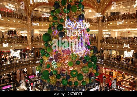 Eine Gesamtansicht einer Weihnachtsbaumausstellung im Kaufhaus der Galleries Lafayette Haussmannn in Paris, Frankreich. Stockfoto