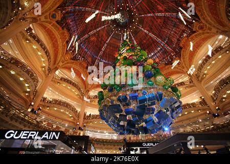 Eine Gesamtansicht einer Weihnachtsbaumausstellung im Kaufhaus der Galleries Lafayette Haussmannn in Paris, Frankreich. Stockfoto