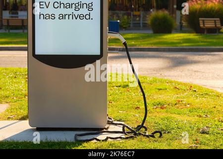 Elektrofahrzeug-EV-Ladestation in einem lokalen Park und Erholungsgebiet Stockfoto