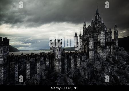 Dunkle mittelalterliche Fantasy-Burg in felsiger Landschaft an einem See mit launisch grauen Wolken. 3D Abbildung. Stockfoto