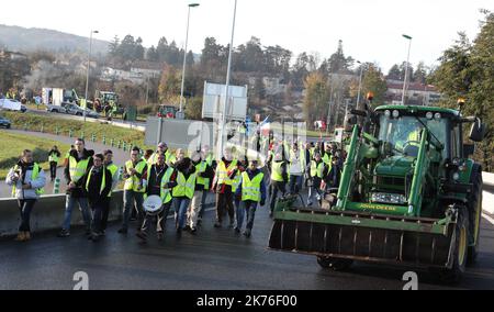 Demonstration von gelben Westen. Betrieb „gebührenfrei“ an der Ausfahrt 7 der A43 zwischen Bourgoin Jallieu und L'Isle d'Abeau Stockfoto