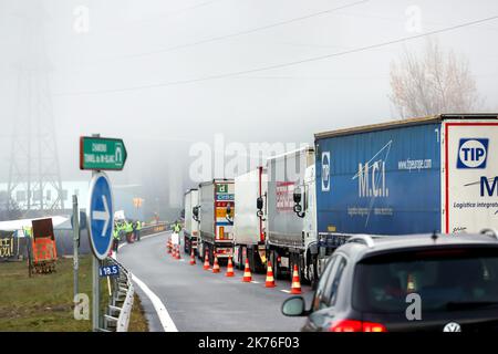 ©PHOTOPQR/LE DAUPHINE ; Gregory Yetchmeniza / Le Dauphiné Libéré / Photopqr PASSY (HAUTE-SAVOIE) LE 24 NOVEMBRE 2018 mobilization dans le calme au viaduc des Egratz. CE samedi, une trentaine de Gilets jaunes filtre la circulation au pied du viaduc des Egatz, à Passy. Le trafic est peu dense ce matin et tout se fait dans le calme. Une vingtaine de gendarmes est mobilisée pour encadrer le rassemblement Aktion der Bewegung der Gelbwesten in der Haute Savoie Stockfoto