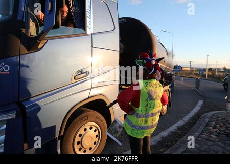 Am 26. November 2018 werden in Frankreich weiterhin Kraftstoffproteste durchgeführt. Stockfoto