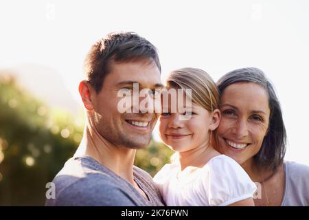 Wir konnten es nicht ohne Oma machen. Porträt von drei Generationen der Familie. Stockfoto