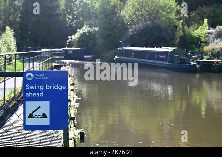 Beachten Sie die Warnung vor einer Hängebrücke auf dem Peak Forest Canal in der Nähe von Disley, Hes Stockfoto