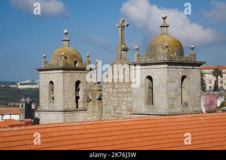 Kirchtürme, altes Porto, Portugal. Stockfoto