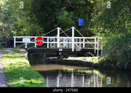 Eine Hängebrücke am Peak Forest Canal in der Nähe von Disley, Hes Stockfoto