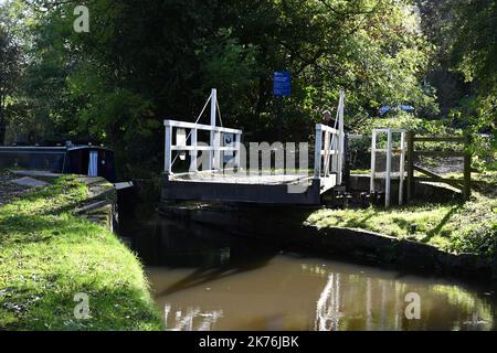 Eine Hängebrücke am Peak Forest Canal in der Nähe von Disley, Hes Stockfoto