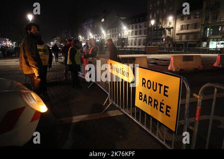 Zuletzt: "Mehrere Verletzte" als Schüsse auf den Weihnachtsmarkt in Straßburg abgefeuert wurden Stockfoto