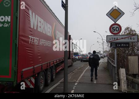 Strasborg, Frankreich, 12. 2018. dezember - die Khel-Brücke an der Grenze zwischen Frankreich und Deutschland kontrolliert die Polizei nach dem Angriff auf den Weihnachtsmarkt in Straßburg, während der Terrorist auf der Flucht ist Stockfoto