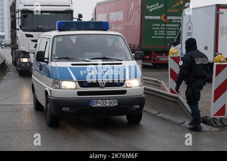 Strasborg, Frankreich, 12. 2018. dezember - die Khel-Brücke an der Grenze zwischen Frankreich und Deutschland kontrolliert die Polizei nach dem Angriff auf den Weihnachtsmarkt in Straßburg, während der Terrorist auf der Flucht ist Stockfoto