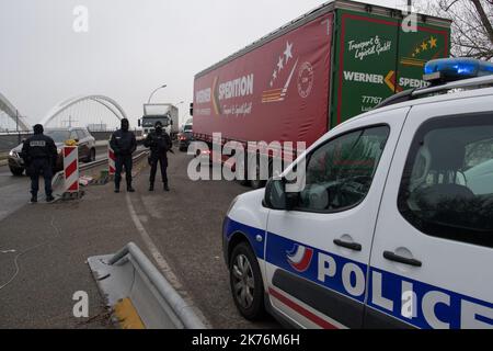 Strasborg, Frankreich, 12. 2018. dezember - die Khel-Brücke an der Grenze zwischen Frankreich und Deutschland kontrolliert die Polizei nach dem Angriff auf den Weihnachtsmarkt in Straßburg, während der Terrorist auf der Flucht ist Stockfoto