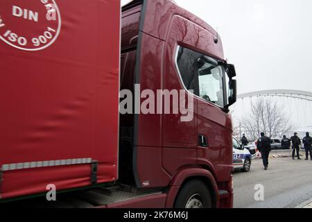 Strasborg, Frankreich, 12. 2018. dezember - die Khel-Brücke an der Grenze zwischen Frankreich und Deutschland kontrolliert die Polizei nach dem Angriff auf den Weihnachtsmarkt in Straßburg, während der Terrorist auf der Flucht ist Stockfoto