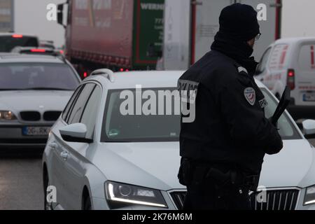 Strasborg, Frankreich, 12. 2018. dezember - die Khel-Brücke an der Grenze zwischen Frankreich und Deutschland kontrolliert die Polizei nach dem Angriff auf den Weihnachtsmarkt in Straßburg, während der Terrorist auf der Flucht ist Stockfoto