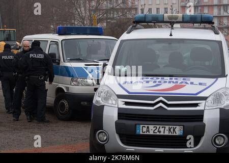 Strasborg, Frankreich, 12. 2018. dezember - die Khel-Brücke an der Grenze zwischen Frankreich und Deutschland kontrolliert die Polizei nach dem Angriff auf den Weihnachtsmarkt in Straßburg, während der Terrorist auf der Flucht ist Stockfoto