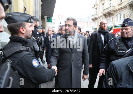 Straßburg, Frankreich, 14. 2018. dezember – Premierminister Christophe Castaner auf dem Weihnachtsmarkt, der in Straßburg wiedereröffnet wurde. Stockfoto