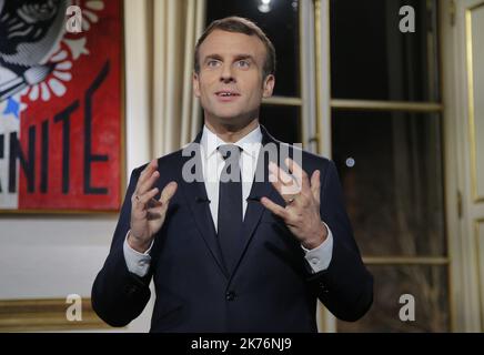 Der französische Präsident Emmanuel Macron stdigt, während er für ein Foto posiert, nachdem er seine Neujahrsansprache am Montag, den 31. Dezember 2018, im Elysée-Palast in Paris aufgezeichnet hat. Stockfoto