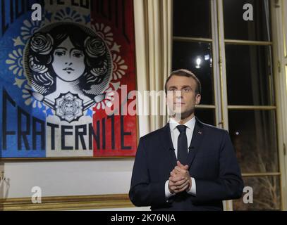 Der französische Präsident Emmanuel Macron stdigt, während er für ein Foto posiert, nachdem er seine Neujahrsansprache am Montag, den 31. Dezember 2018, im Elysée-Palast in Paris aufgezeichnet hat. Stockfoto