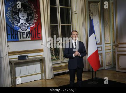 Der französische Präsident Emmanuel Macron stdigt, während er für ein Foto posiert, nachdem er seine Neujahrsansprache am Montag, den 31. Dezember 2018, im Elysée-Palast in Paris aufgezeichnet hat. Stockfoto