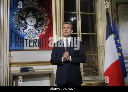 Der französische Präsident Emmanuel Macron stdigt, während er für ein Foto posiert, nachdem er seine Neujahrsansprache am Montag, den 31. Dezember 2018, im Elysée-Palast in Paris aufgezeichnet hat. Stockfoto