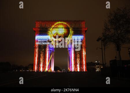 ©PHOTOPQR/LE PARISIEN ; Paris, France, le 01/01/2019. Pour le nouvel an 2019 le public et de gilets jaunes se sont retrouves sur l'Avenue des Champs Elysees ou un feu d'artificce etait donne sur l'Arc de Triomphe. Silvesterfeier 2019 auf der Champs Elysees in Paris. Die vielen öffentlichen und einige gelbe Westen feierten gemeinsam das neue Jahr. Stockfoto