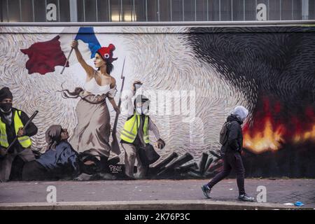 Eine Freskenmalerei des französischen Straßenkünstlers PBOY über die Bewegung „Gelbe Weste“, inspiriert durch das Gemälde von Eugene Delacroix „Liberty Leading the People“ am 07. Januar 2019 in Paris, Frankreich. Die sogenannten "Gilets Jaunes" (Gelbwesten) sind eine Protestbewegung, die angeblich keine politische Zugehörigkeit hat, die landesweit die Proteste über hohe Kraftstoffpreise fortsetzt. Stockfoto