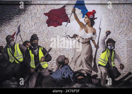 Eine Freskenmalerei des französischen Straßenkünstlers PBOY über die Bewegung „Gelbe Weste“, inspiriert durch das Gemälde von Eugene Delacroix „Liberty Leading the People“ am 07. Januar 2019 in Paris, Frankreich. Die sogenannten "Gilets Jaunes" (Gelbwesten) sind eine Protestbewegung, die angeblich keine politische Zugehörigkeit hat, die landesweit die Proteste über hohe Kraftstoffpreise fortsetzt. Stockfoto