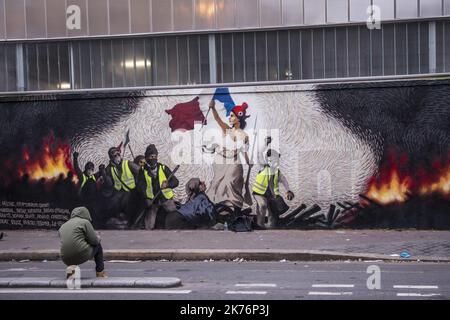 Eine Freskenmalerei des französischen Straßenkünstlers PBOY über die Bewegung „Gelbe Weste“, inspiriert durch das Gemälde von Eugene Delacroix „Liberty Leading the People“ am 07. Januar 2019 in Paris, Frankreich. Die sogenannten "Gilets Jaunes" (Gelbwesten) sind eine Protestbewegung, die angeblich keine politische Zugehörigkeit hat, die landesweit die Proteste über hohe Kraftstoffpreise fortsetzt. Stockfoto