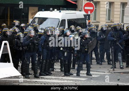 Die Bereitschaftspolizei räumen den Stützpunkt des Triumphbogens auf dem Place de l'Etoile ab, während die Demonstranten von Gilets Jaunes (Gelbe Westen) an der Demonstration des IX. Gesetzes in Paris teilnehmen. Stockfoto