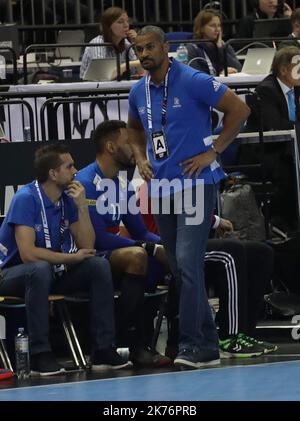 Guillaume Gille und Didier Dinart (Französisch) während der IHF-Männer-Weltmeisterschaft 2019, Gruppe-A-Handballspiel zwischen Frankreich und der Republik Korea Stockfoto