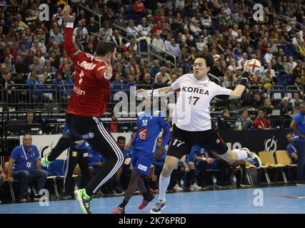 Cyril Dumoulin (Französisch) und Seungdo Na (Korea) während der IHF Männer-Weltmeisterschaft 2019, Gruppe-A-Handballspiel zwischen Frankreich und der Republik Korea Stockfoto