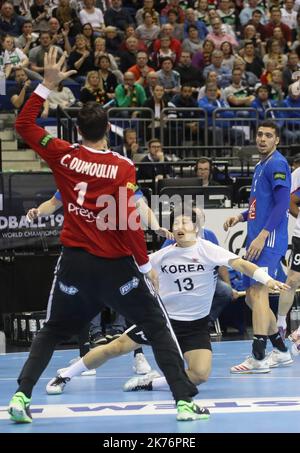 Cyril Dumoulin, Mathieu Grebille (Französisch) und Dongkwang Park (Korea) während der IHF-Männer-Weltmeisterschaft 2019, Gruppe-A-Handballspiel zwischen Frankreich und der Republik Korea Stockfoto