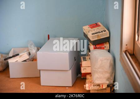 Nach der Reinigung werden Negative in einen kleinen Umschlag gelegt und vor dem Scannen referenziert. Stockfoto