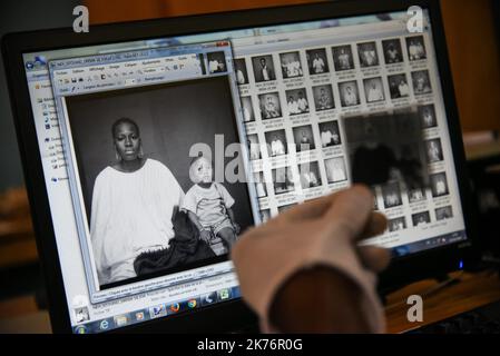 Der Mitarbeiter führt ein Audit durch, um sicherzustellen, dass der Scan dem Negativ entspricht. Stockfoto