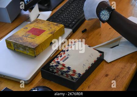 Felder mit den ursprünglichen Negativen. Einige Fotografen konnten während ihrer Karriere Dutzende von Hunderttausenden von Negativen aufbewahren und archivieren. Hier sehen wir, dass die Negative jeden Tag in einem Umschlag aufbewahrt wurden. (Z. B. Negative vom 19. Juli 1978) Stockfoto