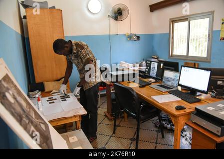 Moussa Kalapo reinigt Negative, die erste Phase des Archivierungsprozesses vor der Digitalisierung und Katalogisierung und umverpackt die Archive malischer Fotografen. Das Archiv der malischen Fotografie ermöglicht den Zugang zu den erhaltenen und digitalisierten Sammlungen von fünf der besten Fotografen Malis. Seit 2011 reinigt, digitalisiert, katalogisiert und umverpackt ein Team amerikanischer Kuratoren in Zusammenarbeit mit Malis etwa 100.000 Negative aus den Archiven der Fotografen (Mamadou Cisse, Adama Kouyate, Abdourahmane Sakaly, Malick Sidibe und Tijani Sitou) zur Konservierung. Und der „1 Stockfoto