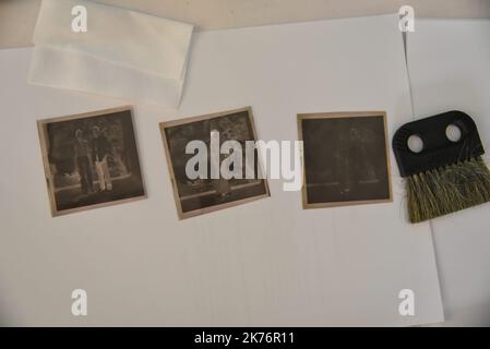 Reinigung von Negativen, erster Stock im Archivierungsprozess vor der Digitalisierung und Katalogisierung und Umverpackung der Archive malischer Fotografen. Stockfoto