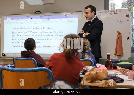 Der französische Präsident Emmanuel Macron besucht am 18. Januar 2019 die Schule von Saint-Sozy im Südwesten Frankreichs, bevor es zu einer "großen nationalen Debatte" gegen 600 Bürgermeister von Okzitanien über die Beschwerden kommt, die die "gelbe Weste" (Gilet jaune)-Bewegung anheizen. Stockfoto