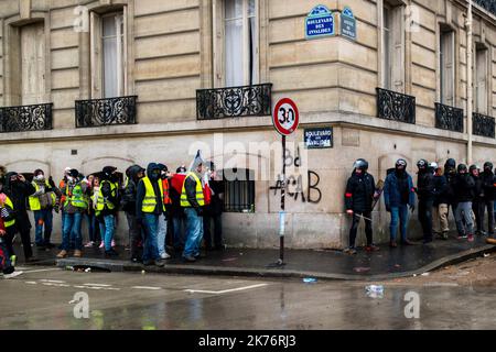 Am Samstag, dem 19. Januar 2019, versammelten sich mehr als 8.000 Menschen in Paris, um im Rahmen des 10. Gesetzes der Gelbwesten-Bewegung zu demonstrieren. Die Demonstration fand in einer ruhigen Atmosphäre statt, bis auf ein paar Zusammenstöße gegen Ende Stockfoto