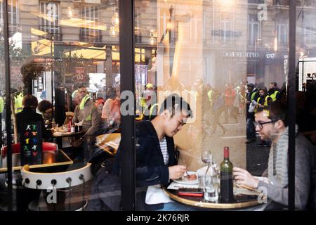 Am Samstag, dem 19. Januar 2019, versammelten sich mehr als 8.000 Menschen in Paris, um im Rahmen des 10. Gesetzes der Gelbwesten-Bewegung zu demonstrieren. Die Demonstration fand in einer ruhigen Atmosphäre statt, bis auf ein paar Zusammenstöße gegen Ende Stockfoto